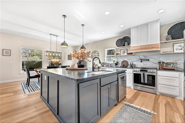 Building Photo - "Spacious 4-Bed, 3.5-Bath Gem on South Dun...