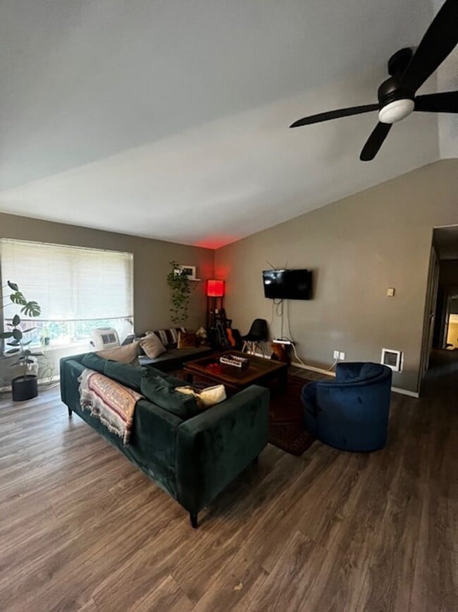 Building Photo - Single level home close to Mt View High School