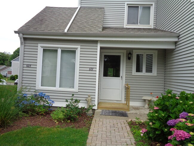 Building Photo - 560 Silver Sands Rd