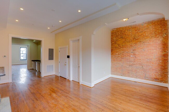 Building Photo - 2118 Saint Paul St