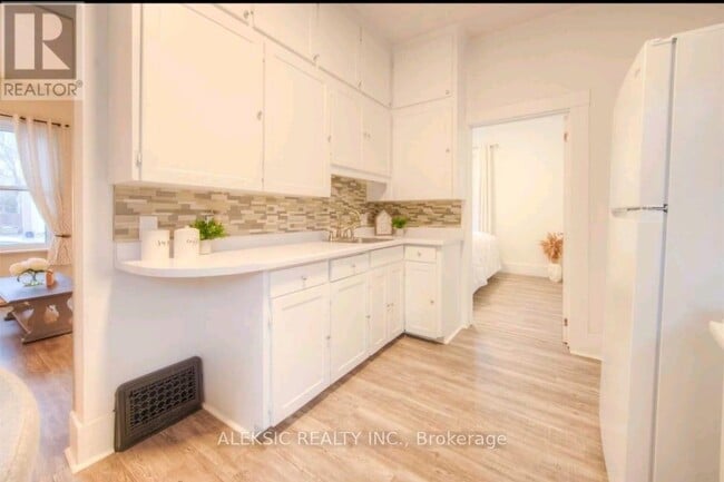 Building Photo - 271 Brock St