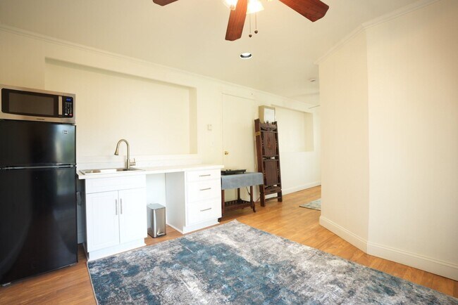 Building Photo - Charming Studio Apartment - 1/2 Off Your F...