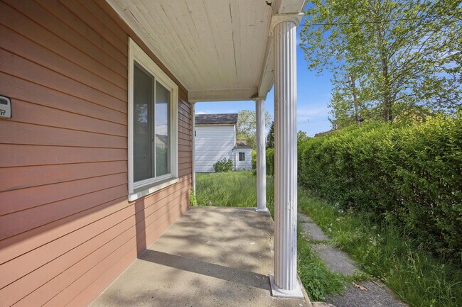 Building Photo - 827 Hinnerman St