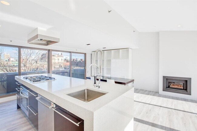Building Photo - 353 Marlborough St