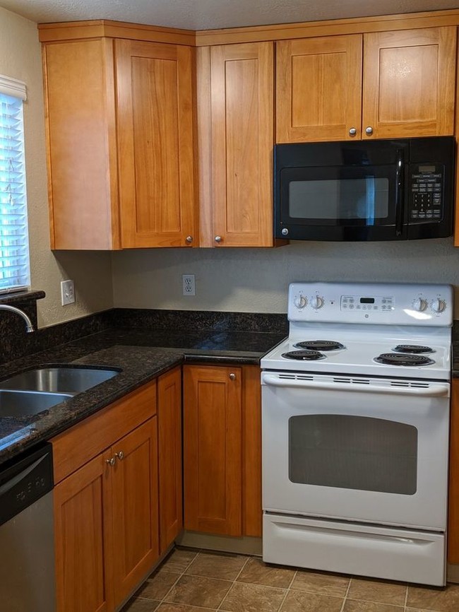 Building Photo - 3 Bedroom Duplex Available in Auburn