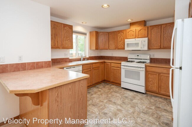 Foto del edificio - 3 br, 2 bath House - 3187 NE Stonebrook Dr.