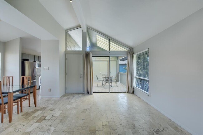 Foto del edificio - 7122 Wood Hollow Dr