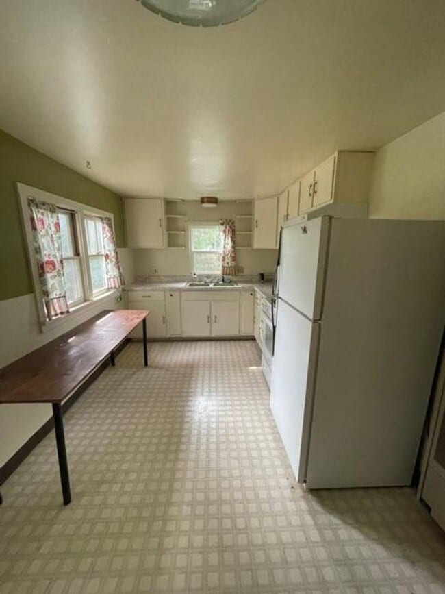 Building Photo - Three Bedrooms on West 2nd Ave