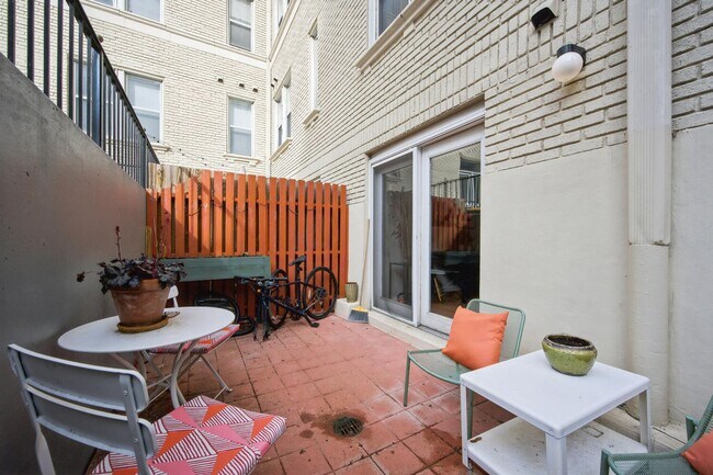 Foto del edificio - Location, Location, Location! - 1BR/1BA in Dupont!