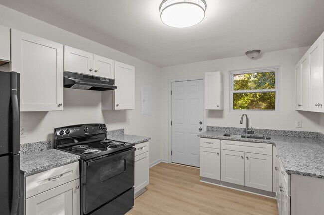 Building Photo - 2000 Flower Ln