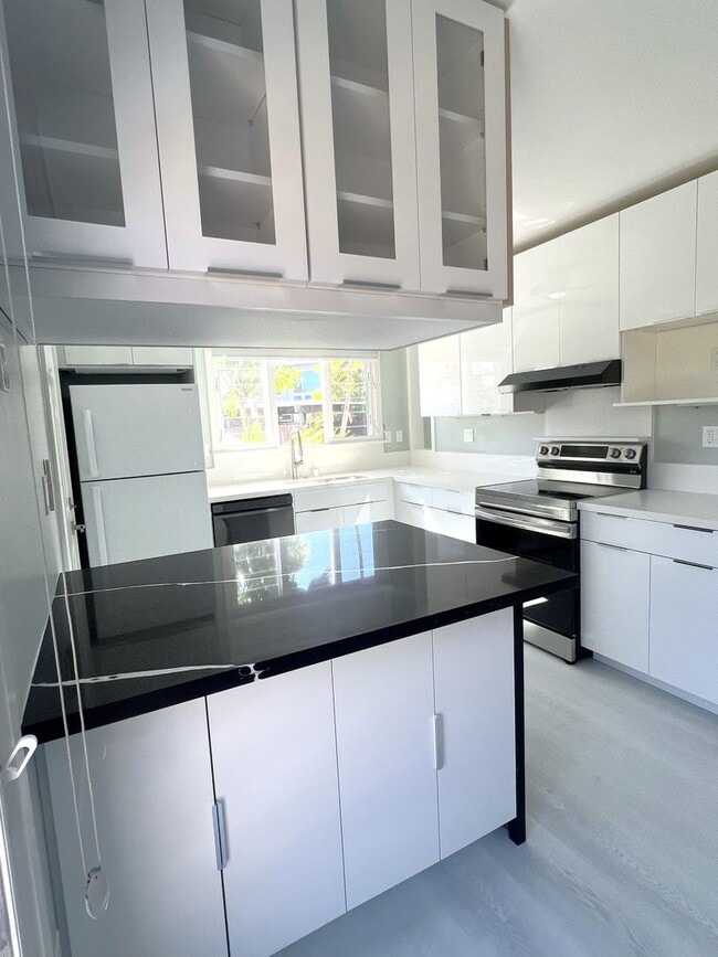 Building Photo - Koko Isle Circle - 4 bedroom, 3 bath townh...