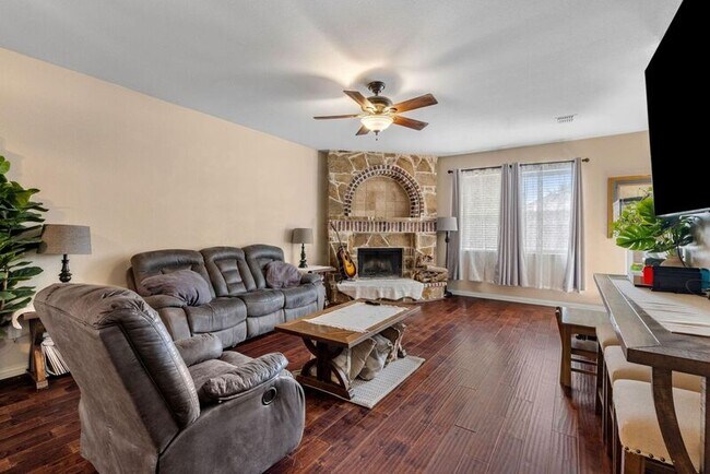 Foto del edificio - 1526 Cliff Creek Dr