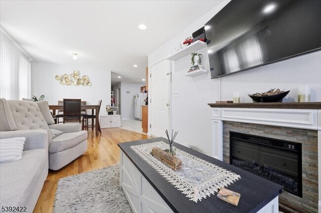 Foto del edificio - 245 Burgess Pl