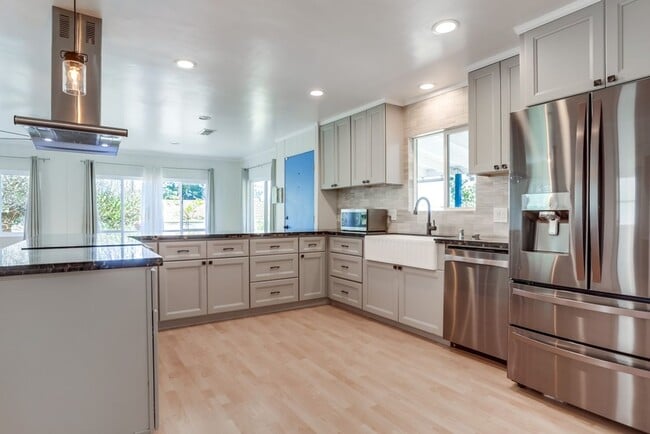 Building Photo - West end spacious home
