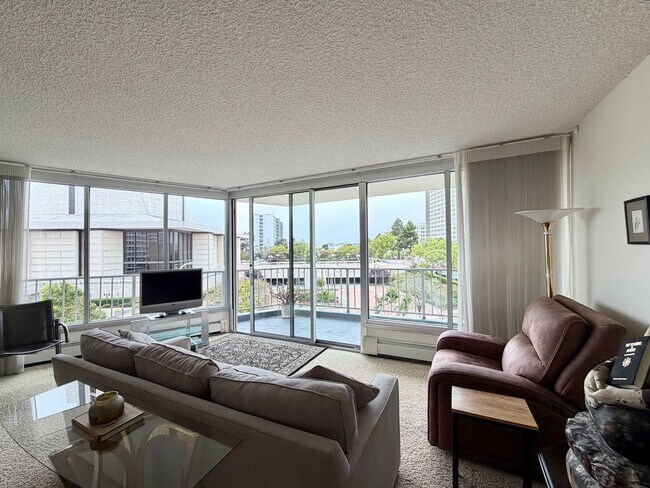 Foto del edificio - Spacious & Bright 1BR/1BA Condo with Parking in Cathedral Hill