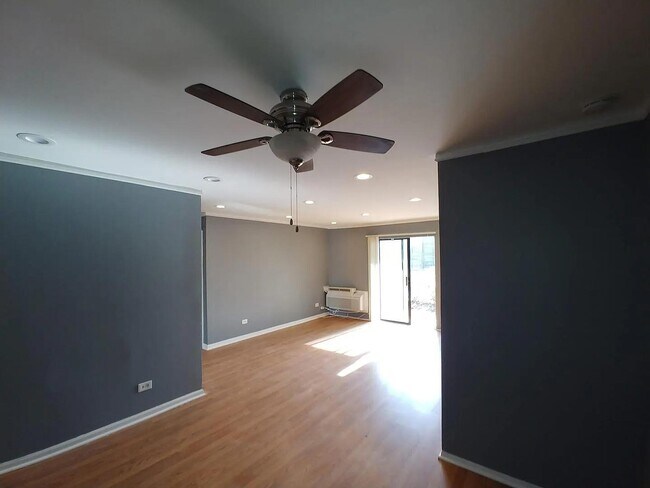 Sala de estar - 2245 Nichols Rd