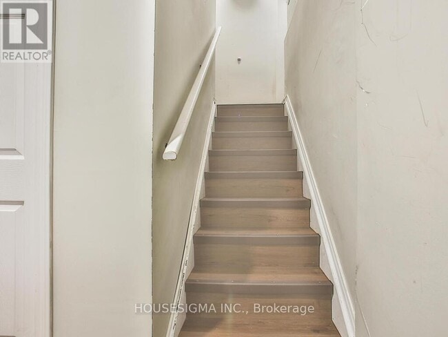 Building Photo - 21 Milkweed Crescent