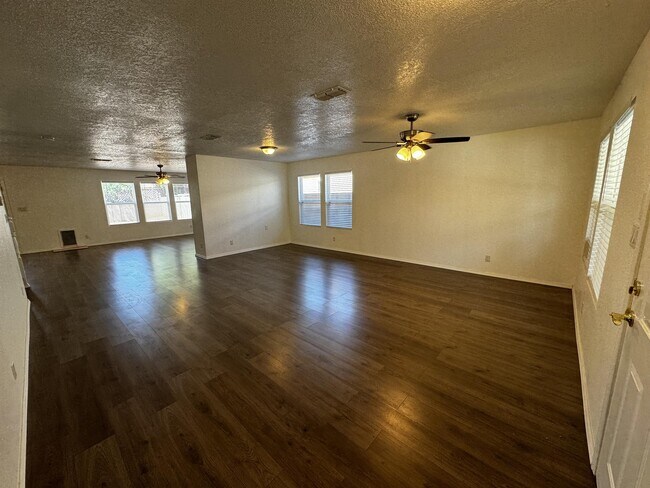 Foto del edificio - 10815 Thunder Basin Rd SE