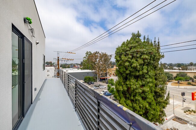 3 habitaciones, 2 baños - 1300 pies cuadrados - Balcón - Studio City View