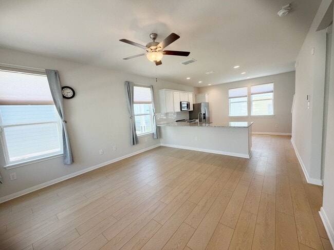 Building Photo - 2 Bed / 2.5 Bath Home Ready for Lease!