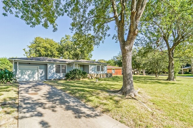 Building Photo - 1 E Southlawn Ave