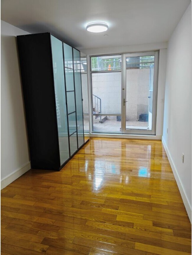 Foto del edificio - 71 Village Rd N