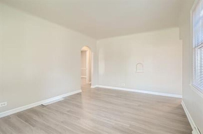 Building Photo - Updated 4-Bed Home, Finished Basement and ...
