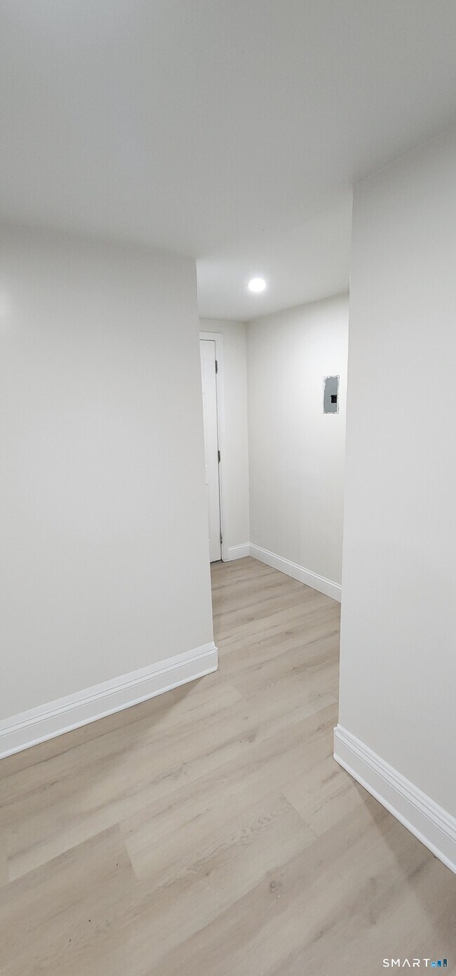 Foto del edificio - 1655 Iranistan Ave