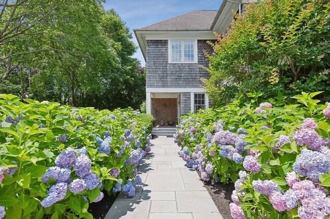 Foto del edificio - 121 Post Ln