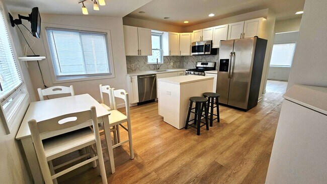 Foto del edificio - 2704 N New England Ave