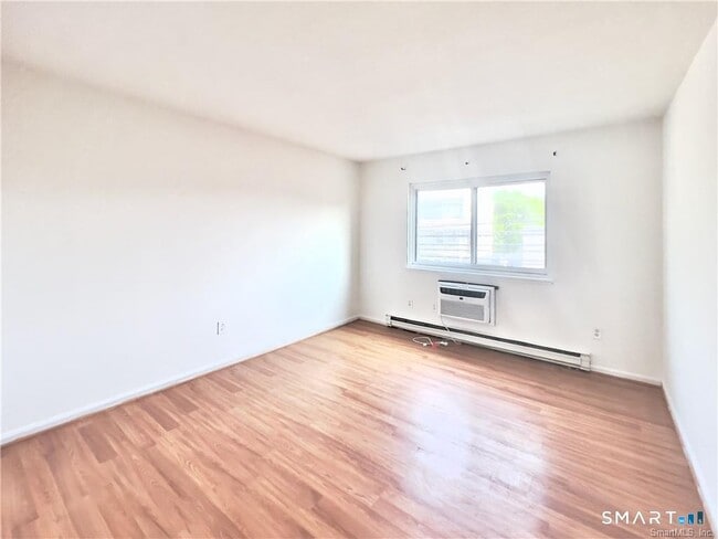 Foto del edificio - 737 Cove Rd