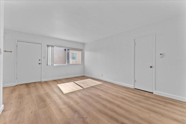 Photo - 4932 Lennox Blvd Apartment