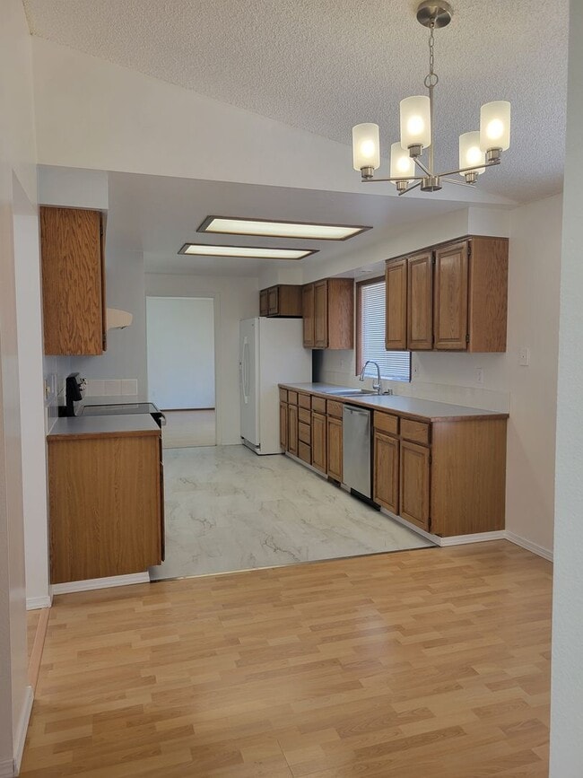 Building Photo - ? Spacious 3-Bedroom Rambler with Vaulted ...