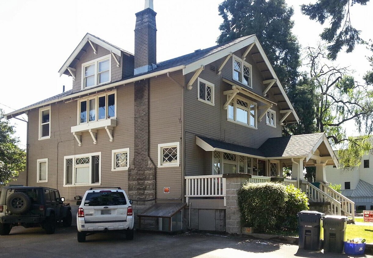 Primary Photo - 5 Bd+2 Extra Rooms in Prime Campus Location!