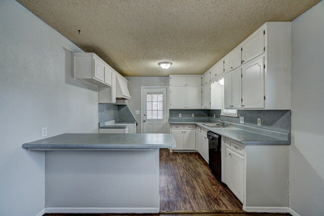 Building Photo - 547 SW 49th St