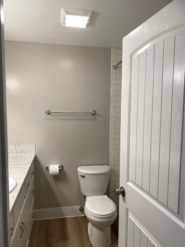 Building Photo - Fully renovated 2 bedroom, 1.5 bath apartm...