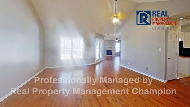 Foto del edificio - Charming home with open floor plan, vaulted ceilings and spacious backyard