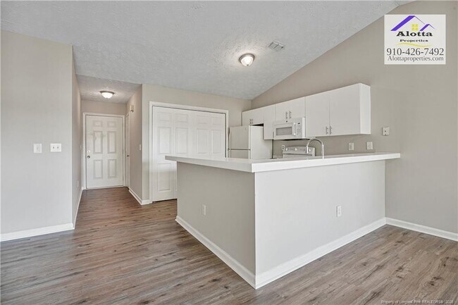 Foto del edificio - 6800 Willowbrook Dr