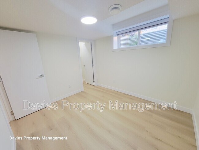 Photo du bâtiment - 4677-4177 177 Ave NW