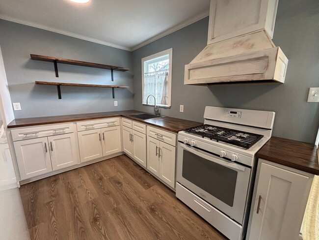 Building Photo - CHARMING MODERN HOME NEAR BARKSDALE AIR FORCE BASE