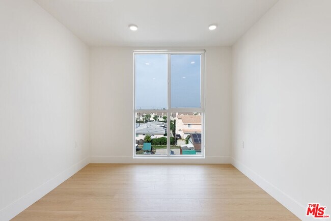 Foto del edificio - 8561 Belmont St