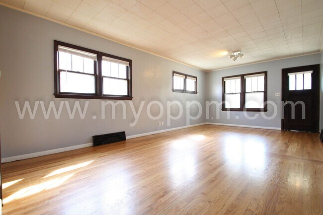 Building Photo - 2+ Bedroom Home Available Now!