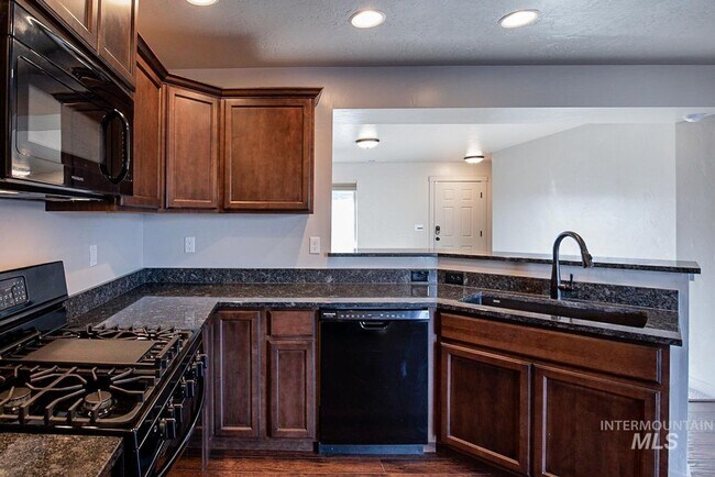 Foto del edificio - Welcome Home - 4 Bedroom 2.5 bath Home in ...