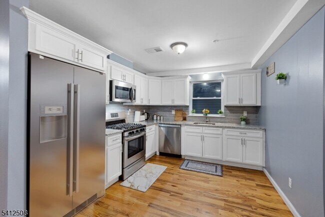 Foto del edificio - 73 Winans Ave
