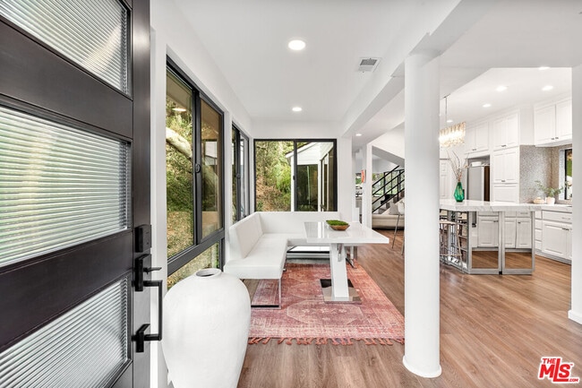 Foto del edificio - 2350 Benedict Canyon Drive
