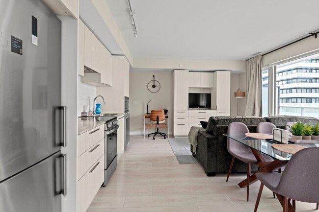 Building Photo - 501 Yonge St