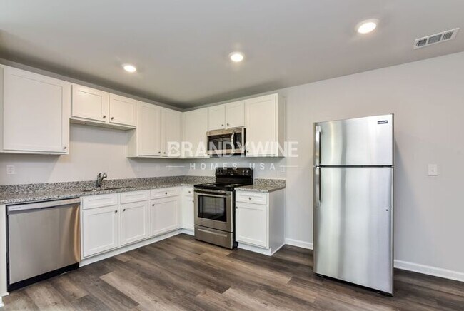 Building Photo - MOVE IN SPECIAL -  Move in on or before, M...