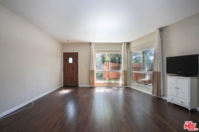 Foto del edificio - 5401 W Olympic Blvd