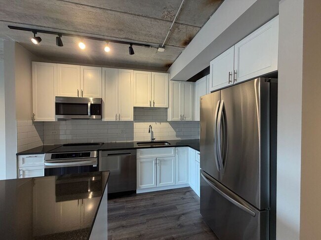 Building Photo - 952 W Carmen Ave