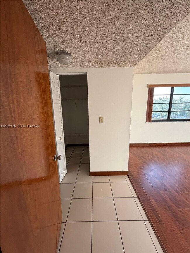 Foto del edificio - 605 NW 72nd Ave
